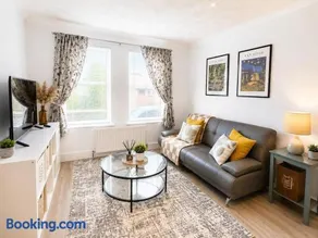 2BR West End, Sleeps 4, Free Parking - Image 1