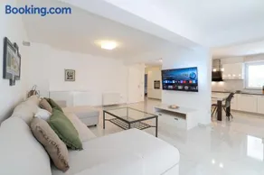 Spacious modern One bedroom Apartment with Garden & SeaView - Image 2