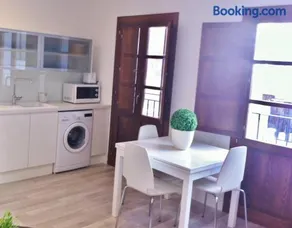 Superb Central Market Apt - Image 3