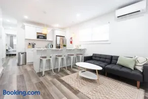 Coastal Charm, 1st floor, AC, KingB, Free parking - Image 1