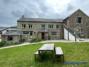 THE OLD RECTORY ROSE COTTAGE in Jacobstow 10 mins to Widemouth bay and Crackington Haven,Nearby Bude,Tintagel,Port Issac,Clovelly,PARKING FOR LARGE AND MULTIPLE VEHICLES - Image 2