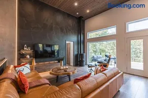 Modern Mountain Chalet Sauna Hot Tub & Fireplace - Image 1