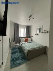 Crescent Apartment - Two bedroom - Image 4