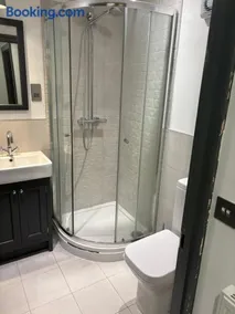 2 Bed Deluxe Apartment, City Centre, Allocated Parking, Fast WiFi - Image 2