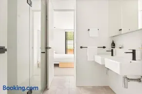 Sleek 2-Bed Apt Metres to Beach - Image 4
