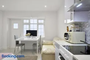 Uxbridge Studio – Private Driveway Parking - Image 4