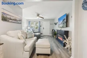 Spacious Beach Styled Oasis 3BR 2BA Pet Friendly - Image 1