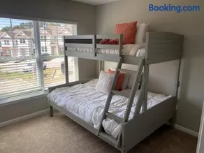 Brand NEW HOME mins to airport - Image 1
