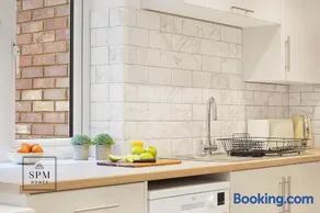 4 Bed House - Long Stays Welcome - Smart TVs in Each Bedroom - Parking - Image 2