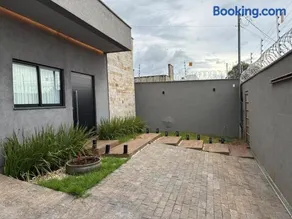 Casa com piscina, 3 suítes, 5 banheiros, área de lazer com churrasqueira, alto padrão, 500 metros do autódromo de Goiânia - Image 4