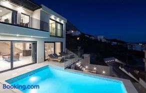 Luxury villa with pool and jacuzzi - Image 3