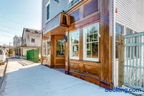Cozy & Clean Second-Story Suite w/ Kitchenette & Free WiFi - Walk to the Harbor - Image 1