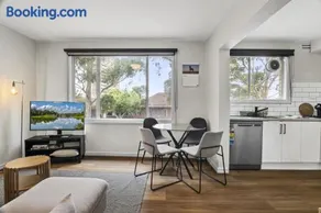 2BR Flemington Walk to Showgrounds Parking - Image 3