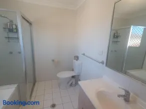 Comfy private room & ensuite, near shops & lake - Cypress Gardens - Image 3