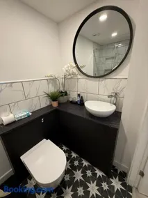 Lux Private Entrance 1 bed Studio - Free Parking - ideal for COOP Live, MCR City Centre, Salford Royal Hospital & Buile Hill Mansion wedding venue - Image 4