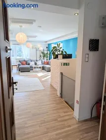 Luxury Villa with Beautiful Garden & Easy City Access - Image 3