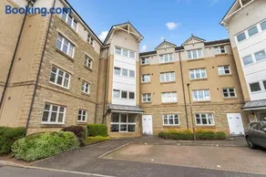 Modern 1BR flat - free parking + lift - Image 3