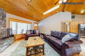 Dog-friendly home with central AC fireplace WiFi washer&dryer - Image 2