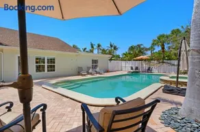 Water's Edge: Dog Friendly, Canal Front, Dock & Pool & Spa - Image 2