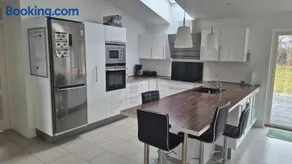 Luxury Holiday Home Near Beach And Restaurant - Image 3