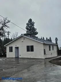 Cute Little House at Mt Shasta - Image 1