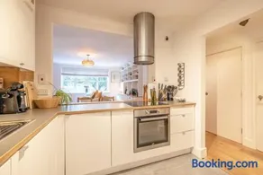 Cosy 1BR -Ascot Racecourse - Parking - By Tempstay - Image 2