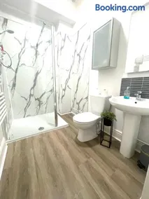 Stylish Apartment With Secure Parking Close to City - Image 2