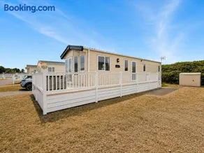 Modern 6 Berth Caravan With Full Decking At Kessingland Beach Ref 90010Td - Image 3