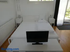 Studio Elegant - Image 1