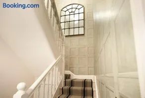 7a Cathedral Green - Image 3