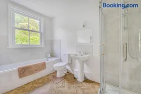 Spacious Detached Countryside Home that Sleeps 11 - Image 2