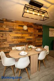 3 Bed House with Free Parking , 10 Min to i54 , Sleeps 5 , Ideal for Contractors & Families - Image 2
