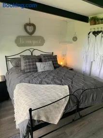 Dolafon farm luxury glamping cabin with hot tub - Image 5
