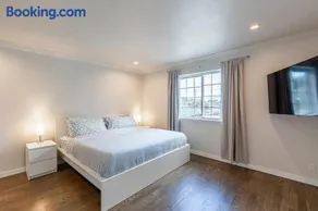 Luxurious 5 Bedroom Home with AC and EV Plug - Image 3