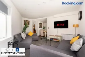Luxury 2 Bedroom Maisonette with Games Room - Free Car Parking - 5 Minute Drive to Brighton Beach & City Centre - Sleeps 8 - Image 1
