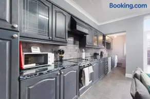 4BR Mitchell Street Apartment Sleeps 6 by Stay With Us - Image 3