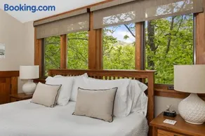 HOT TUB & PET-FRIENDLY Cabin in Cheshire Village - Image 2