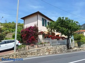 Villino sul Mare Aregai Accesso Diretto Spiaggia & Pista Ciclabile - Image 1