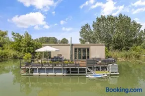THE ROOT your charming floating home - Image 1