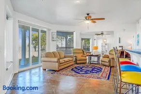 Salty Bay Hideaway - Image 2