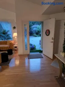 Metro Vancouver Guest House - Image 3