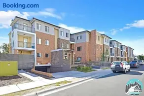 Stylish 2B Retreat with Parking - Image 2