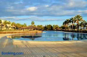 Apartamento con vistas al mar en urbanización de lujo Almerimar - Image 1