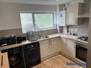 Spacious 4-Bedroom End-Terrace House in Northampton - Image 5