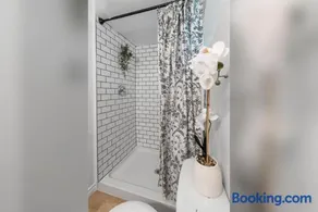 Bright 2 Bedroom Suite - Image 4