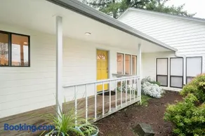 Cozy home for families with game room & playground - Image 2