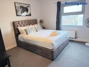 London Luxury Holiday Home B - Image 1