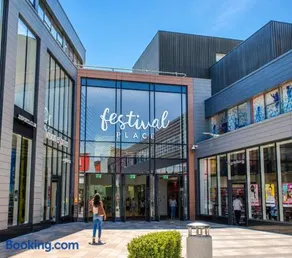 Stylish 1 bed apartment centrally located with Free parking - Image 4