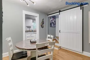 The Urban Cottage 4BR Private Family Retreat Free Parking fully fenced yard - Image 4