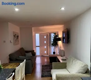Modern, spacious 4 to 5 bed house in Bishops Stortford, close to Stansted - Image 4